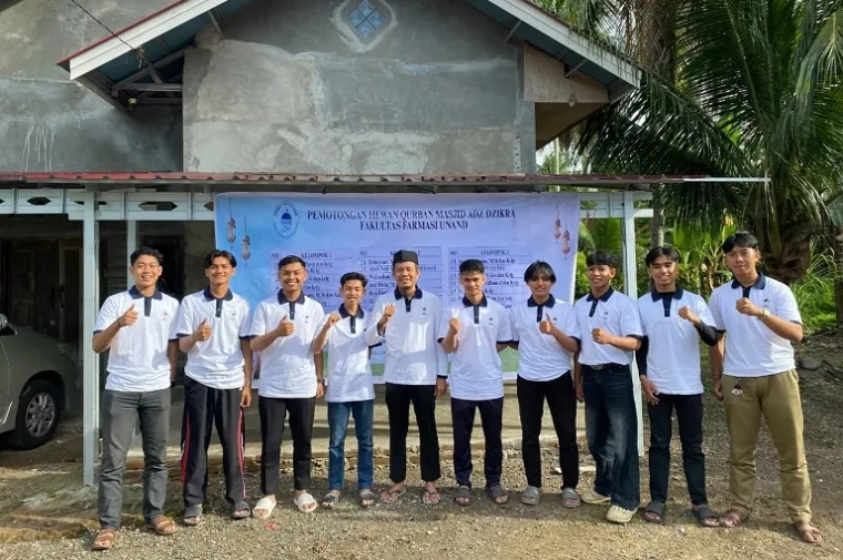 Panitia Masjid Adz Dzikra Farmasi Unand mendistribusikan daging qurban kepada mahasiswa dan masyarakat sekitar, Minggu (8/6/3035). (Foto: Ist)