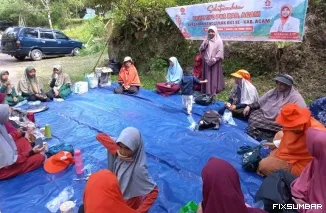 Nevi Zuairina bersama para penggerak RKI se-Kabupaten Agam dalam kegiatan Family Gathering di Ngarai Sianok, wujud dukungan terhadap peran perempuan dalam dakwah keluarga. (Foto: Ist)
