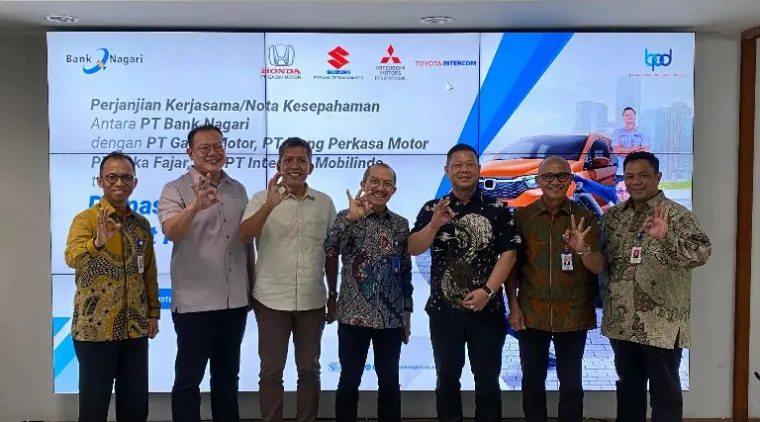 Teks Foto : Bank Nagari resmi menandatangani perjanjian kerja sama dengan dealer resmi kendaraan bermotor, Kamis (28/8/2025). IST