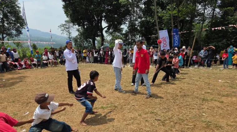 Teks Foto : Masyarakat Ciherang Peuntas merayakan 17 Agustusan, Senin (18/8/2025). IST