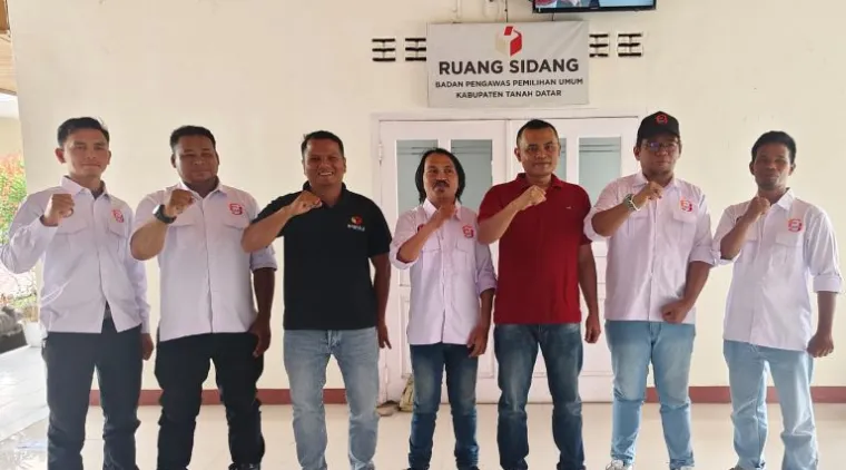 Teks Foto : PJKIP dan Bawaslu Tanah Datar melakukan MOU tentang kerjasama antara kedua belah pihak, Senin (25/8/2025). IST