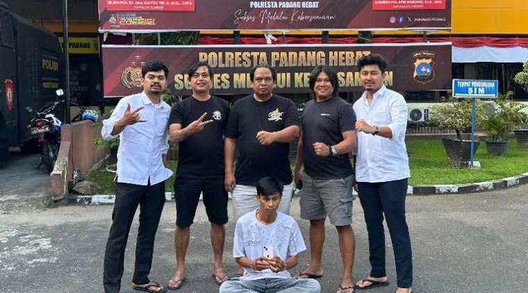 Teks Foto : Tim Klewang tangkap pencuri HP mahasiswa. IST