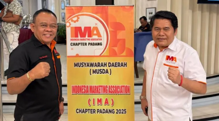 Teks Foto : Presiden IMA Chapter Padang Deni Masriyaldi (yang kiri), dan Presiden IMA yang lama, Darmawi (yang kanan), Selasa (4/8/2025). FARDI