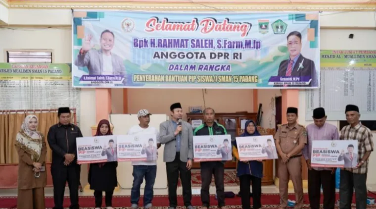 Teks Foto : Rahmat Saleh serahkan bantuan beasiswa PIP ke siswa penerima di SMA N 15 Padang, Senin (4/8/2025). IST