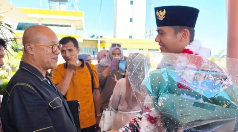 Teks Foto : Ketua Umum DPW PKPS Sumbar, H Budi Syukur Dt Bandaro Jambak beserta jajaran pengurus turut menyambut kedatangan Siswa kelas II SMA Negeri 1 Pancung Soal, Kabupaten Pessel. IST