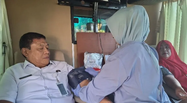 Teks Foto : Kepala Kanwil Ditjenpas Sumbar, Kunrat Kasmiri, saat donor darah. IST
