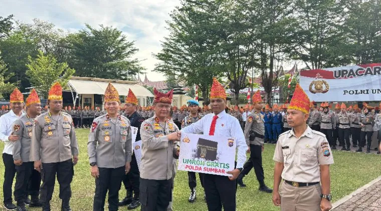 Teks Foto : Kapolda Sumbar Kembali Berikan Hadiah Umroh Gratis kepada Personel Berprestasi, Rabu (27/8/2025). IST