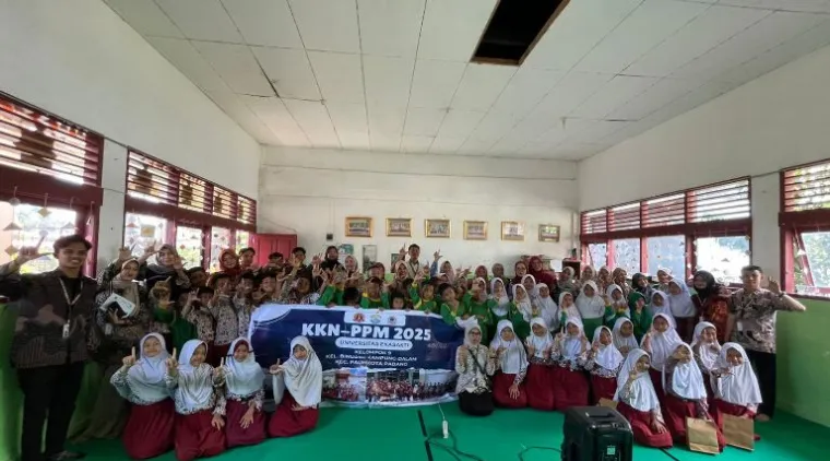 Teks Foto : Mahasiswa KKN UNES Edukasi Literasi Media di SDN 20 Kelurahan Binuang Kampung Dalam, Rabu (27/8/2025). IST