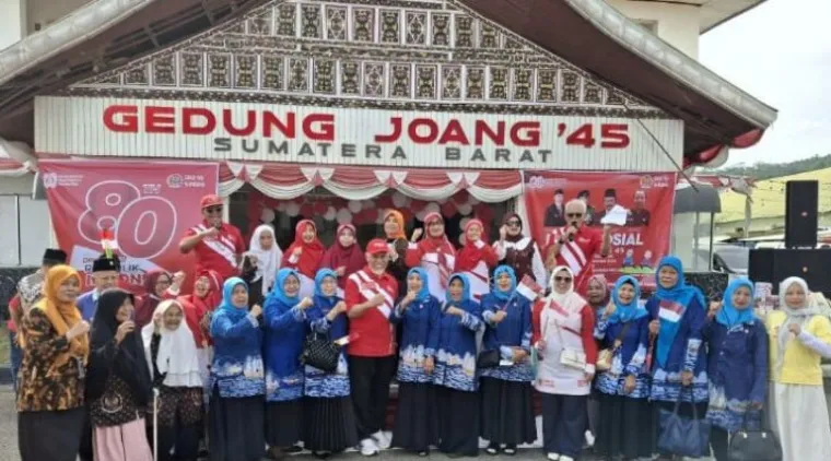 Teks Foto : Pengurus DHD BPK-45 Sumbar di Gedung Joeang 45 yang terletak di Jalan Samudera, Pantai Padang pada hari Sabtu (16/8/2025). IST