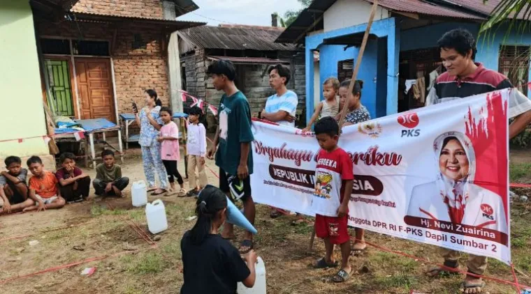 Teks Foto : Kemeriahan HUT RI bersama Nevi Zuairina. IST