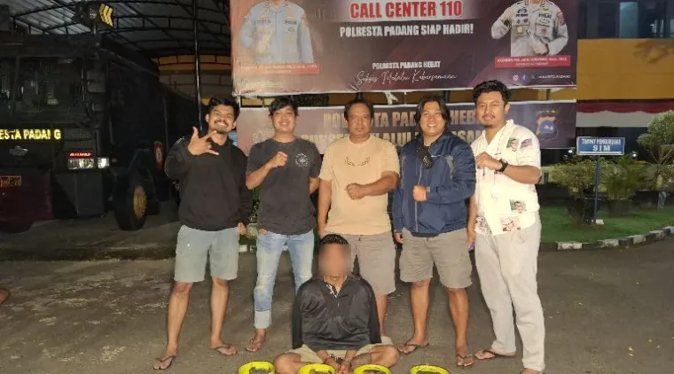 Teks Foto : Tim Klewang Satreskrim Polresta Padang tangkap seorang pria pencuri tabung gas, Selasa (19/8/2025). IST