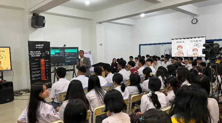 Teks Foto : Siswa SMP dan SMA Sekolah Kristen Kalam Kudus (SKKK) Padang saat mengikuti AMD Ryzen AI Classroom, Selasa (26/8/2025). IST