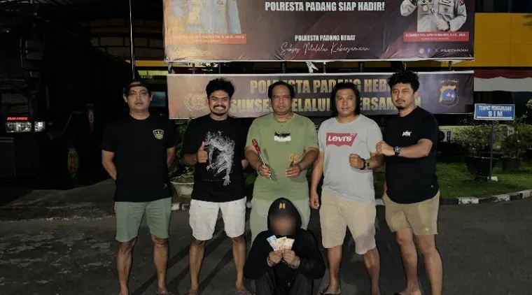 Teks Foto : Tim Klewang tangkap pelaku pencurian di SMP Negeri 7 Padang, Kamis (28/8/2025). IST