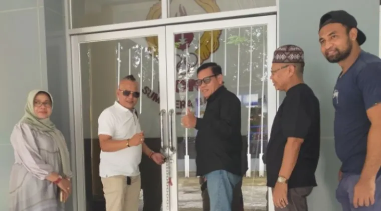 Teks Foto : Kunjungi Kantor KONI Sumbar, Sabtu (23/8/2025). IST