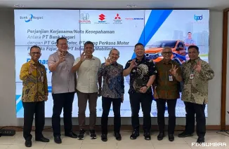 Teks Foto : Bank Nagari resmi menandatangani perjanjian kerja sama dengan dealer resmi kendaraan bermotor, Kamis (28/8/2025). IST