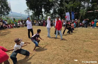 Teks Foto : Masyarakat Ciherang Peuntas merayakan 17 Agustusan, Senin (18/8/2025). IST