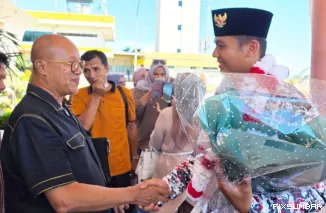 Teks Foto : Ketua Umum DPW PKPS Sumbar, H Budi Syukur Dt Bandaro Jambak beserta jajaran pengurus turut menyambut kedatangan Siswa kelas II SMA Negeri 1 Pancung Soal, Kabupaten Pessel. IST