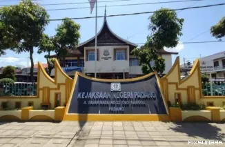 Teks Foto : Gedung Kantor Kejari Padang. IST