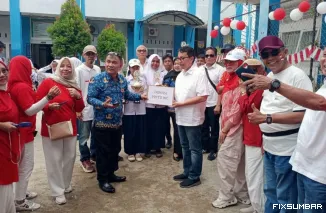 Teks Foto : IKASEMPAT Warnai Peringatan HUT RI ke-80 di SMPN 4 Padang dengan Kegiatan Kebersamaan. IST