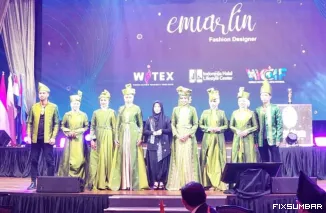 Teks Foto : Desainer Emi Arlin, modest fashion Minang Cultur ditampilkan pada fashion show WITEX, Minggu (23/8/2025) di Selangor, Malaysia. IST