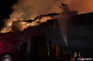 Teks Foto : Kebakaran hebat melanda Pasar Silungkang, Kota Sawahlunto, pada Sabtu (9/8/2025) dini hari. IST