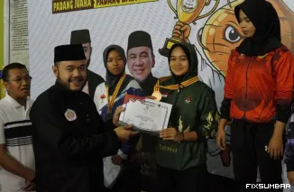 Teks Foto : Wali Kota Padang, Fadly Amran, menutup secara resmi Kejuaraan Pencak Silat Walikota Cup I Tahun 2025 yang digelar di GOR Bulutangkis PT Semen Padang, Minggu (24/8/2025). IST