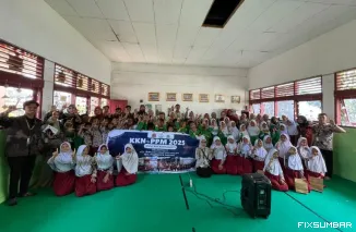 Teks Foto : Mahasiswa KKN UNES Edukasi Literasi Media di SDN 20 Kelurahan Binuang Kampung Dalam, Rabu (27/8/2025). IST
