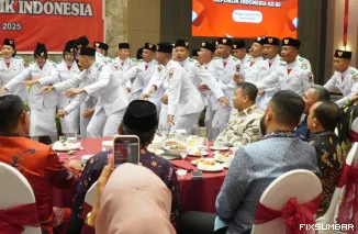 Teks Foto : Suasana penuh semangat dan kebersamaan mewarnai malam resepsi HUT RI ke-80 di ballroom Hotel Mercure, Minggu (17/8/2025) malam.  IST