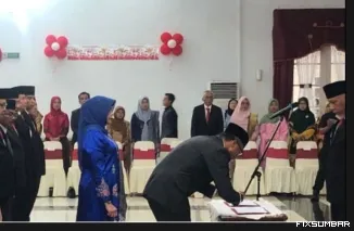 Teks Foto : Gubernur Sumbar lantik 14 Pimpinan Tinggi Pratama, Sabtu (23/8/2025). IST