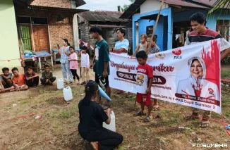 Teks Foto : Kemeriahan HUT RI bersama Nevi Zuairina. IST