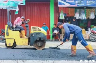 Teks Foto : P2JN sedang memperbaiki jalan nasional yang berlubang. IST