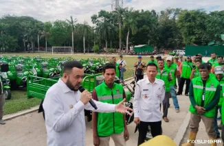 Teks Foto : Wali Kota Padang, Fadly Amran serahkan 178 bentor sampah di Lapangan Imam Bonjol, Rabu (20/8/2025). IST