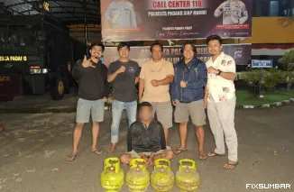 Teks Foto : Tim Klewang Satreskrim Polresta Padang tangkap seorang pria pencuri tabung gas, Selasa (19/8/2025). IST