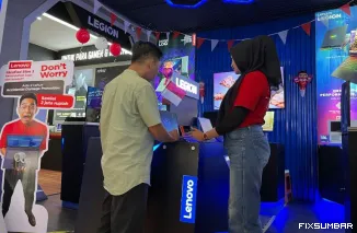 Teks Foto : salah seorang konsumen saat melihat salah satu produk di J bros Padang, Jumat (22/8/2025). IST