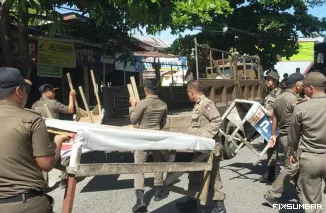 Teks Foto : Satpol PP Padang tertibkan dan penyisiran lapak-lapak PKL yang menggunakan fasilitas umum di Sepanjang Jalan Belibis Air Tawar Barat, pada Jumat (22/8/2025). IST