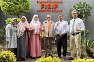 Teks Foto : Suharizal Resmi Sandang Gelar Magister Ilmu Politik Usai Sidang Tesis di Ruang Sidang MN Pascasarjana, Kampus Jati FISIP Unand, Senin (25/8/2025). FARDIANTO