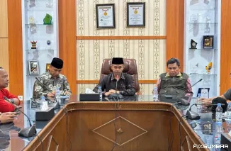 Teks Foto : Plt Kepala Kanwil Kemenag Sumbar, Edison saat melakukan jumpa pers, di Padang, Sabtu (16/8/2025). FARDIANTO