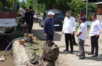 Teks Foto : Fadly Amran tinjau perbaikan Jalan Palarik, Kelurahan Aia Pacah yang merupakan akses utama siswa dan warga ke SMA N 17 Kota Padang, Rabu (20/8/2025). IST