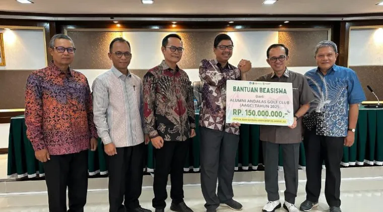 Teks Foto : AGC serahkan beasiswa senilai Rp150 juta kepada 75 mahasiswa Unand dari 15 fakultas, Kamis (4/9/2025). IST