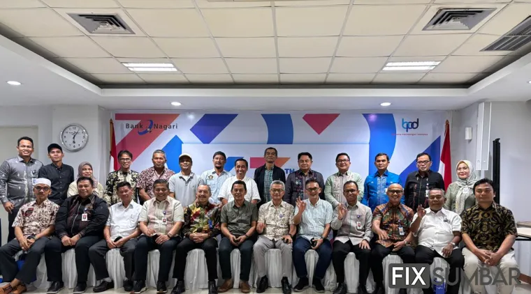 Teks Foto : Foto bersama Bank Nagari saat konferensi pers, Kamis (4/9/2025). IST