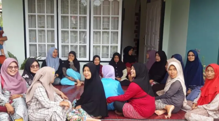 Teks Foto : Masyarakat menanti kedatangan Nevi Zuairina. IST