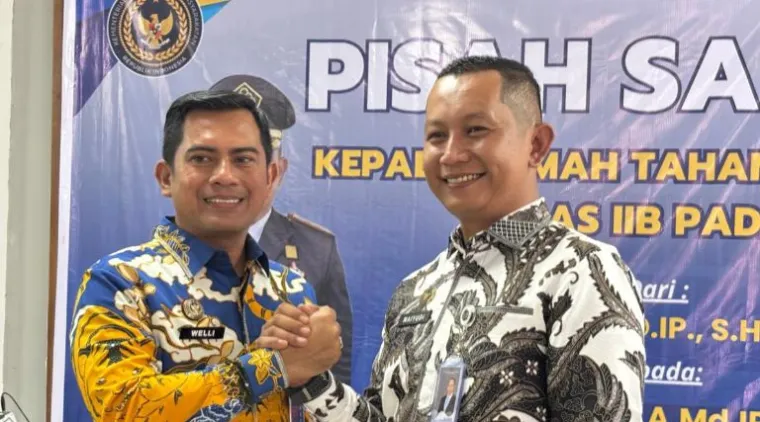 Teks Foto : Karutan yang sebelumnya dijabat Welli (kiri) salam komando dengan Karutan yang baru, Mai Yudiansyah (kanan), Jumat (26/9/2025).