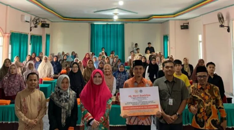 Teks Foto : Anggota DPR RI Komisi VI, Hj. Nevi Zuairina, kembali hadir di tengah masyarakat dalam sosialisasi infrastruktur hijau, di Balairung Kerapatan Adat Nagari Lubuk Basung, baru-baru ini. IST