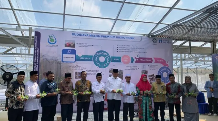 Teks Foto : Anggota DPR RI Komisi VI dari Fraksi PKS, Hj. Nevi Zuairina, hadir acara penanaman perdana budidaya melon premium hidroponik di Lumin's Farm. IST