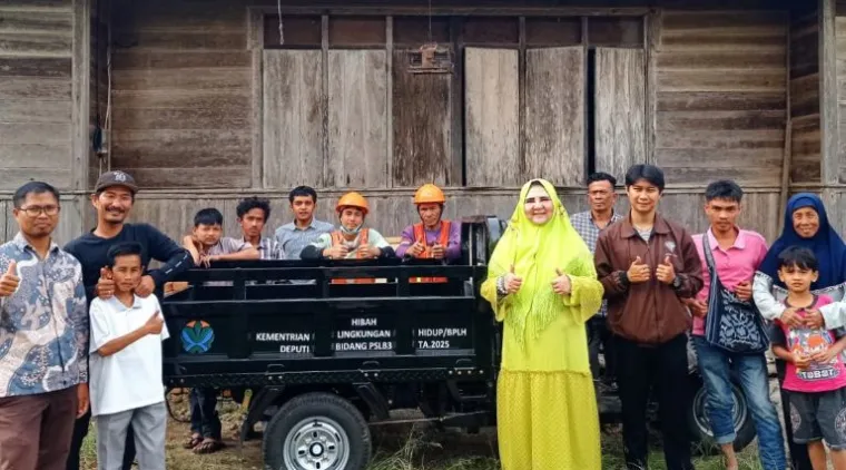Teks Foto : Nevi Zuairina Serahkan Bantuan Bentor untuk Pengelolaan Sampah di Agam, baru-baru ini. IST