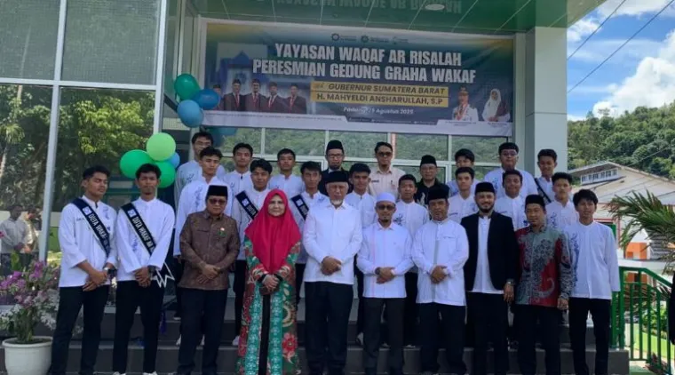 Teks Foto : Hj. Nevi Zuairina, turut mendampingi Gubernur Sumbar dalam peresmian Graha Wakaf AR Risalah, Jumat (29/8/2025). IST
