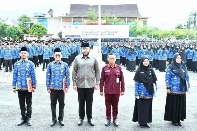 Teks Foto : Walikota Fadly Amran berfoto bersama.