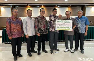 Teks Foto : AGC serahkan beasiswa senilai Rp150 juta kepada 75 mahasiswa Unand dari 15 fakultas, Kamis (4/9/2025). IST