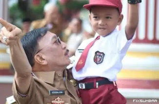 Teks Foto : Bupati gendong Muhammad Hasbi Alfarizqi (6), siswa kelas I SD Negeri 23 Painan, berhasil meraih gelar Absolute Winner sekaligus medali emas bidang Matematika pada ajang Kompetisi Sains Ruangguru (KSR) 2025. IST