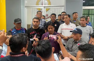 Teks Foto : Hamdanus bersama Anandya Dipo saat diwawancarai, Minggu (28/9/2025). IST